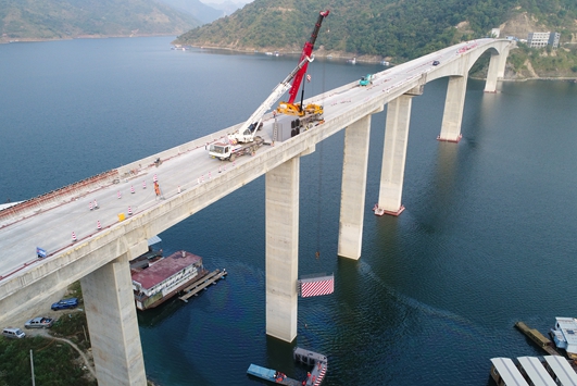 为罗天乐大桥安装防撞“护身符”